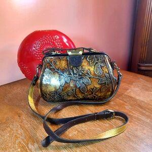 LIKE NEW! Leather embossed Patricia Nash handbag.